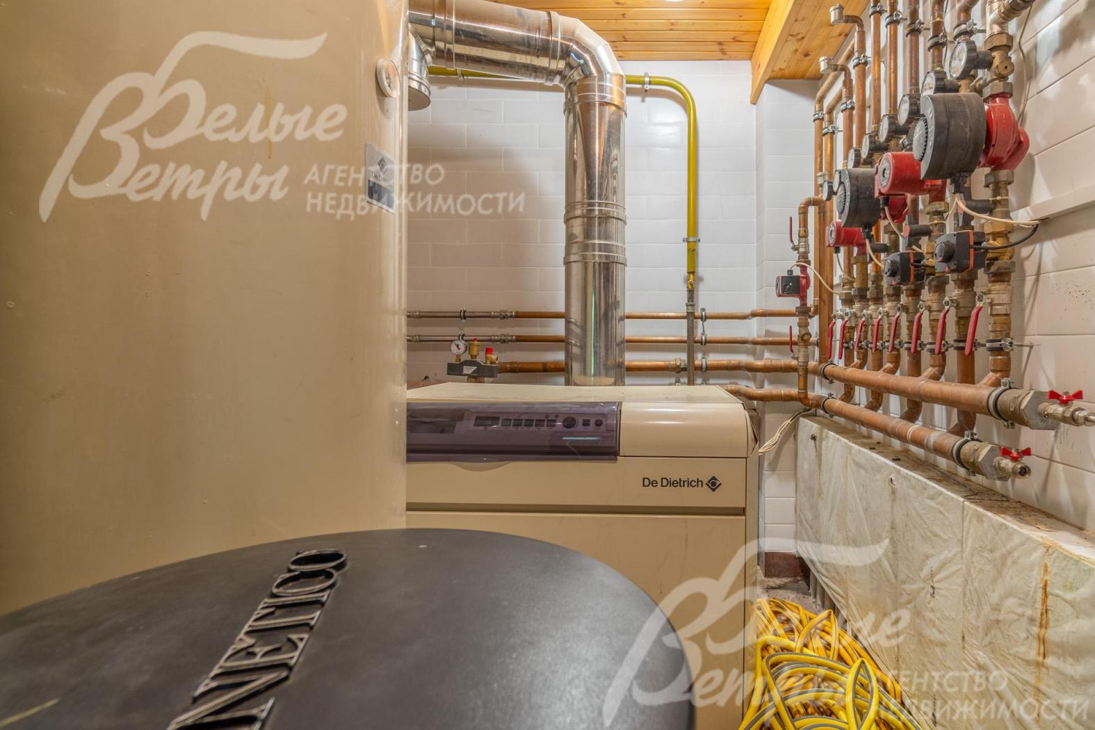 Котельная полностью оборудована, с медной разводкой. Установлены газовый котел De Ditreh на 80 кВт, бойлер косвенного нагрева De Ditreh, система очистки воды Kinetico