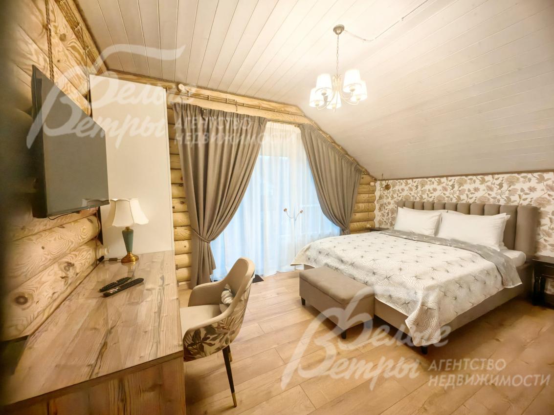 Спальня с выходом на балкон