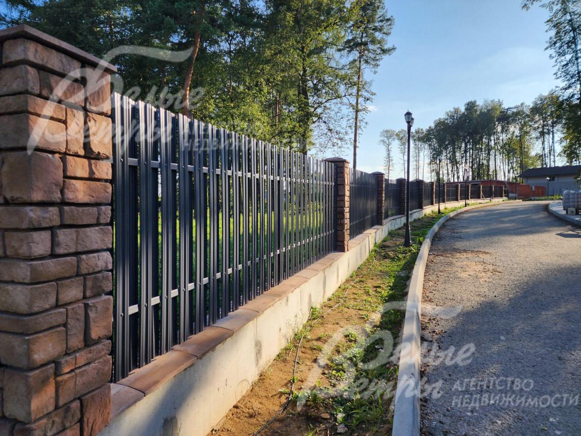 Фасадные заборы в едином стиле и входят в стоимость домовладения