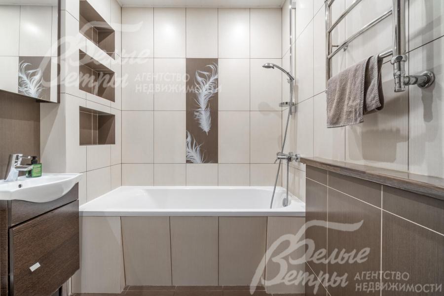 Санузел первого этажа с ванной