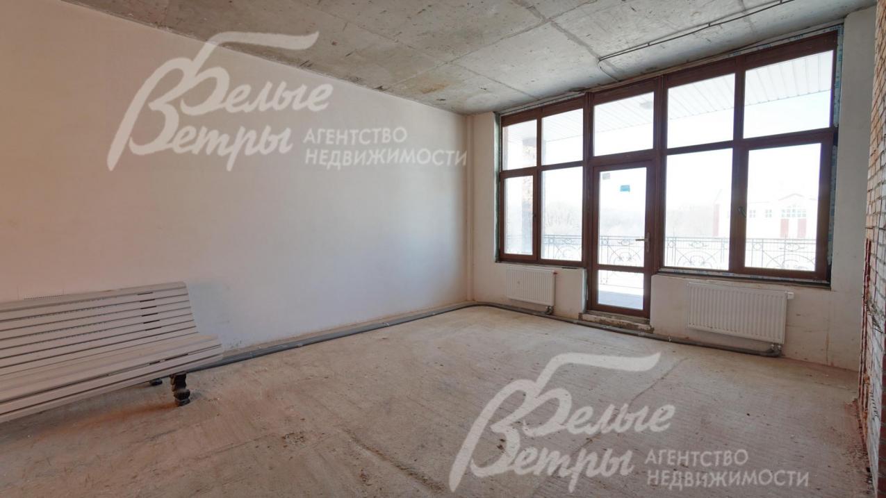 Гостиная с камином и выходом на веранду крытую