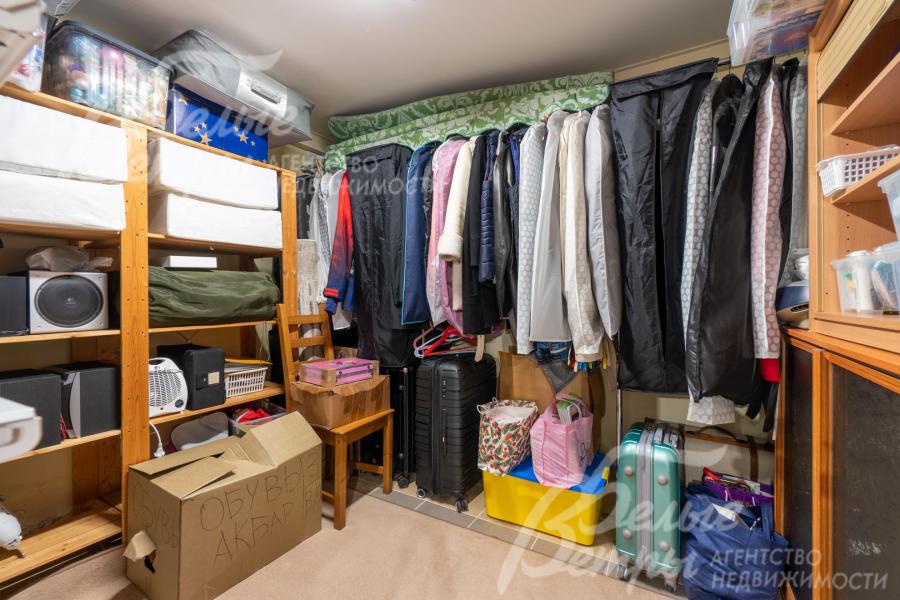 На втором этаже - просторная гардеробная