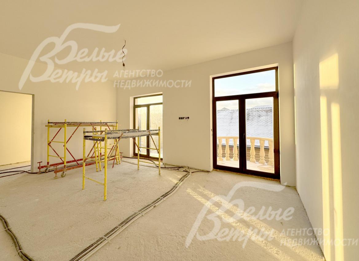 В доме установлены двухкамерные стеклопакеты "под дерево" марки Rehau