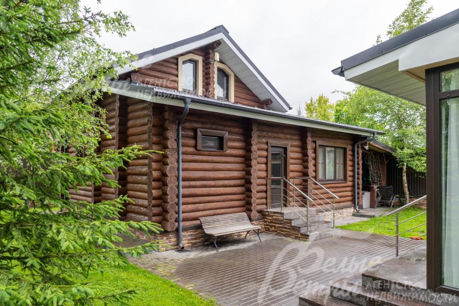 На участке стоит меблированный двухэтажный сруб с баней и жилыми комнатами