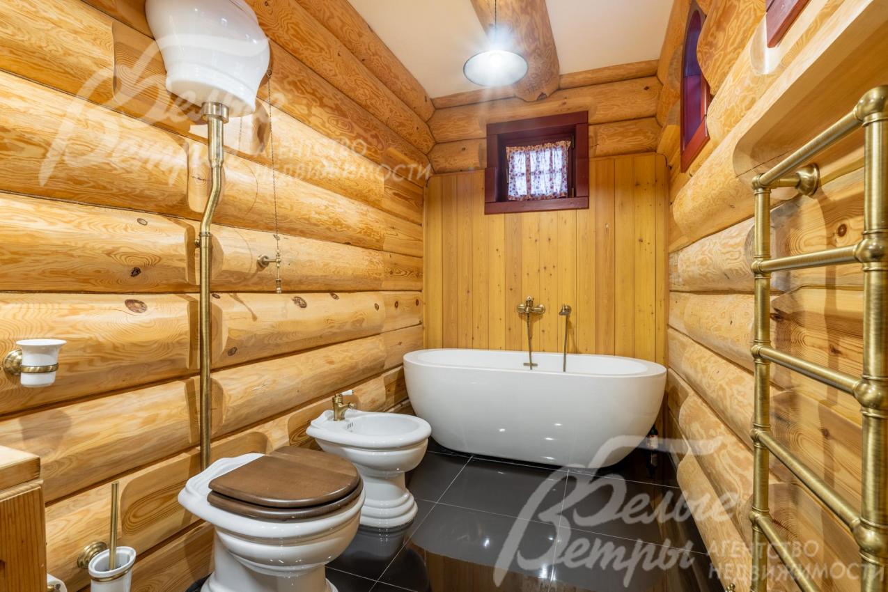 В санузлах - фаянс белого цвета, латунные или имитирующие латунь краны, душевые стойки, полотенцесушители, держатели полотенец