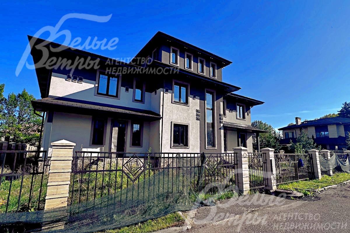 Участок по периметру огорожен забором