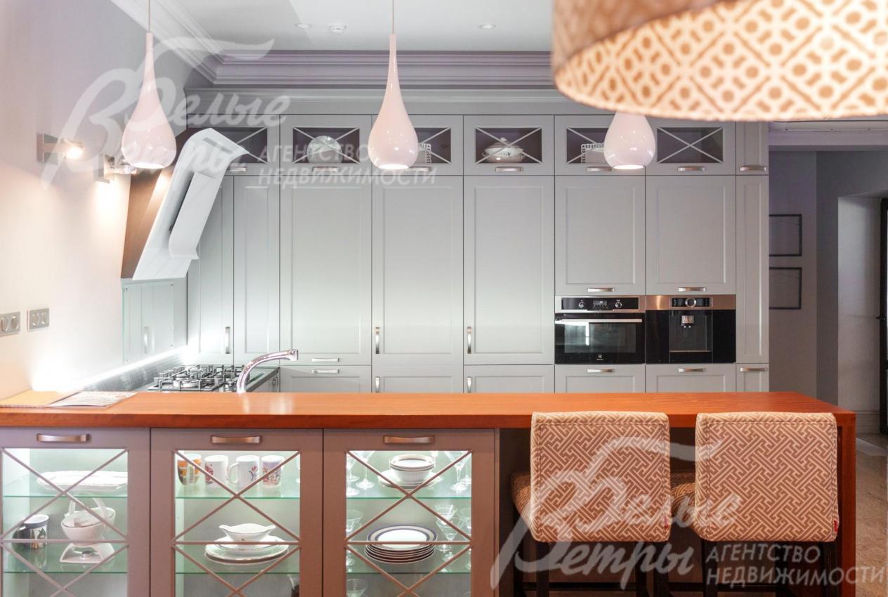 Кухонный гарнитур с барным столом с витринами. Стилистика  - современная американская классика.