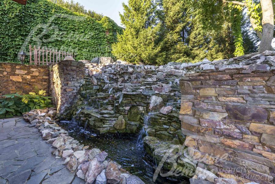 Водный каскад с каменистым гребнем