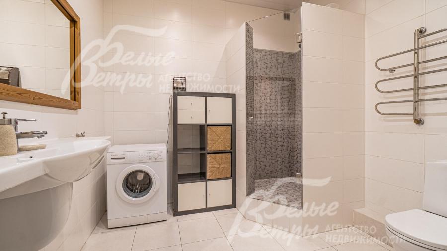 Санузел с душевой на первом этаже