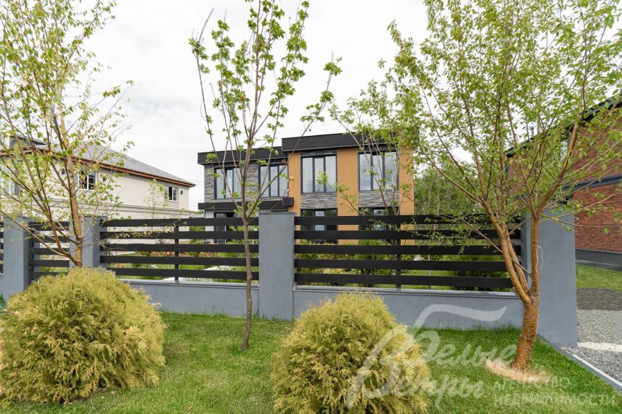 Участок огорожен с двух сторон: спереди и сзади, высота забора 1,85 м