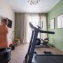 В комнате на первом этаже на южной стороне дома есть тренажеры