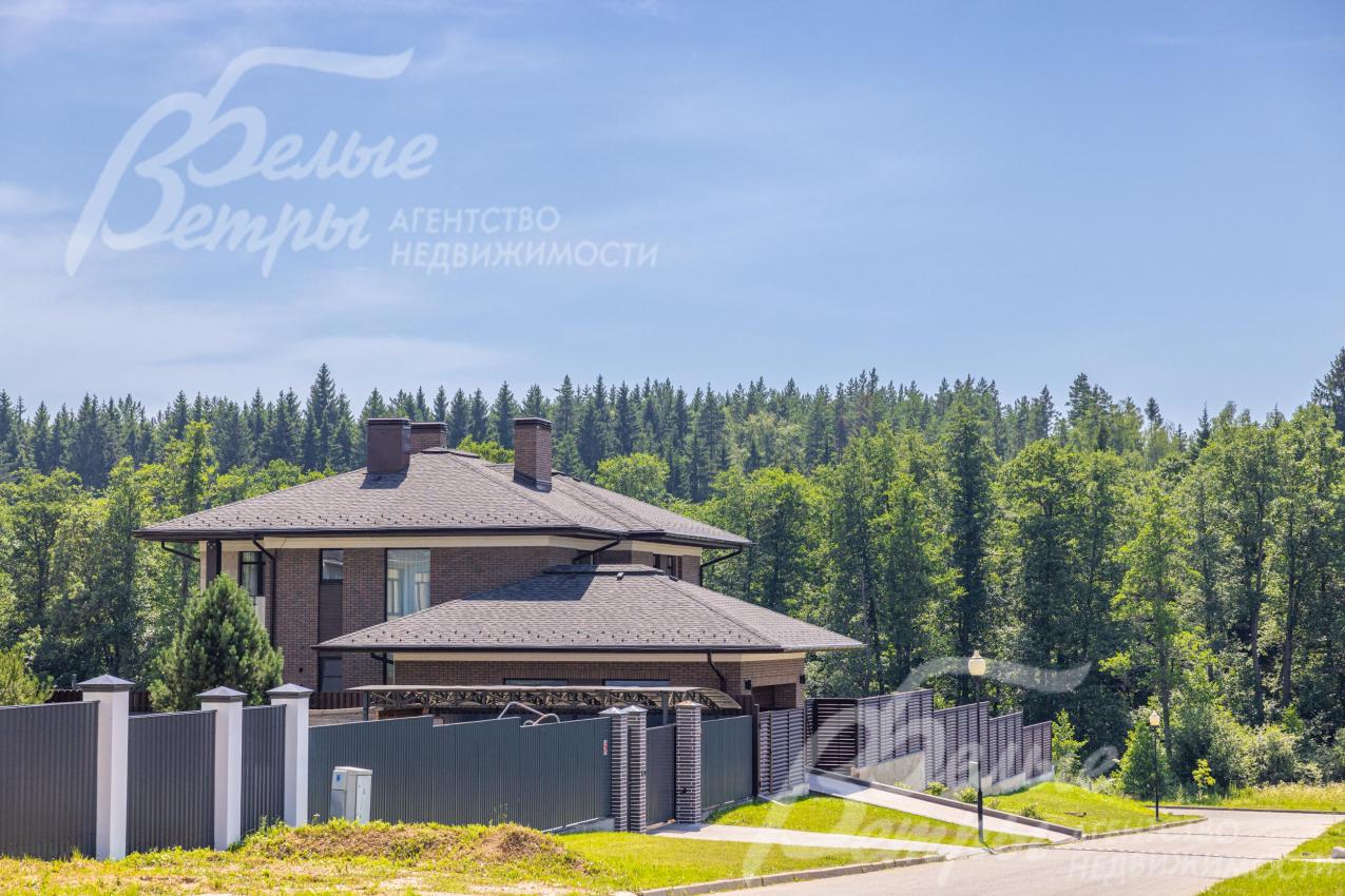 Вокруг коттеджного посёлка - лес, на территории посёлка есть мини-маркет, пункты ПВЗ, детский сад, спортивный клуб 