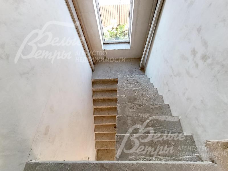 Смонтирована бетонная лестница, лестничный пролёт освещён естественным светом через окно