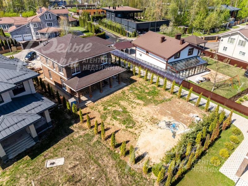 Дом с участком расположен у въезда коттеджный посёлок с центральными коммуникациями