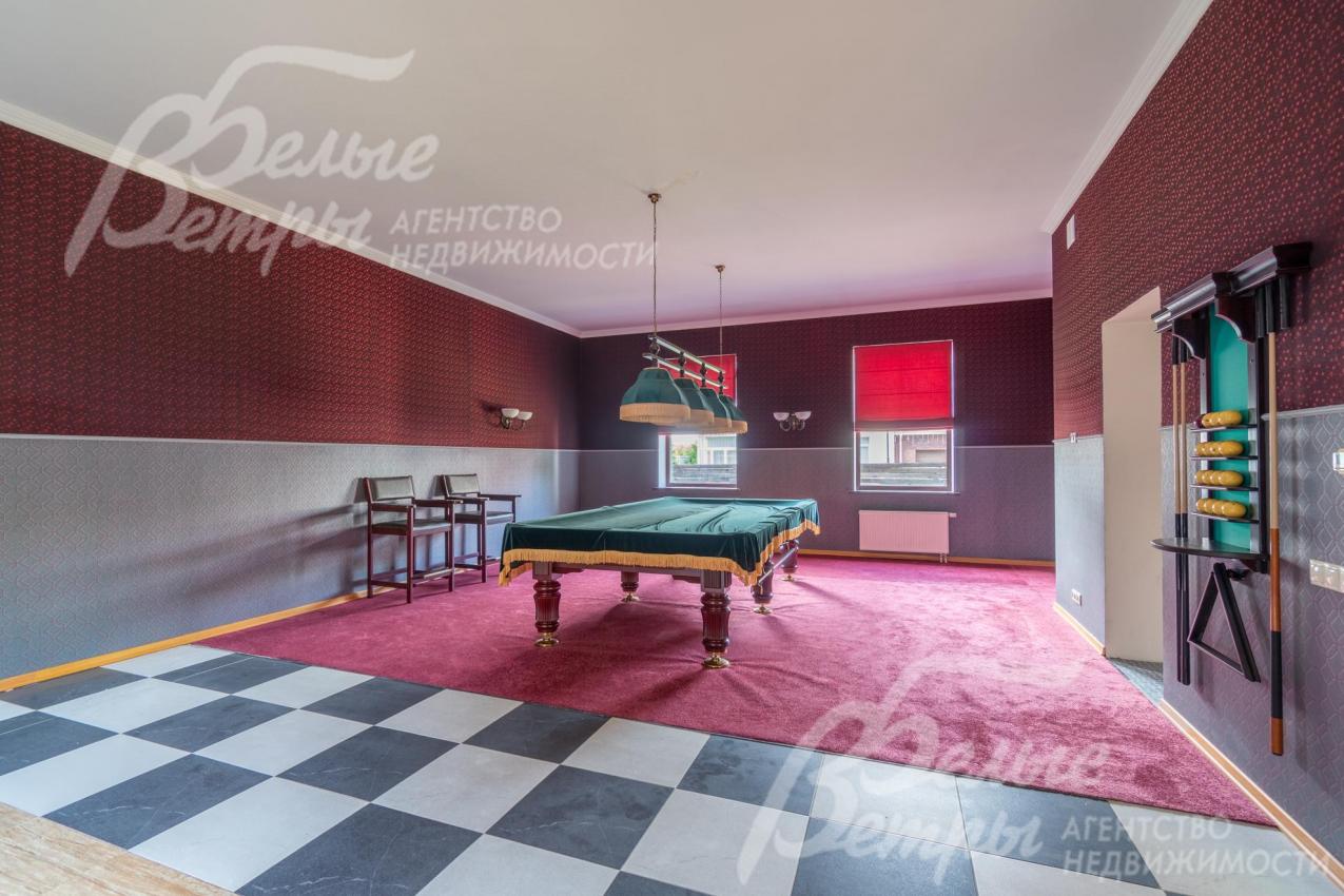 На первом этаже - просторная бильярдная с профессиональным столом для русской пирамиды 