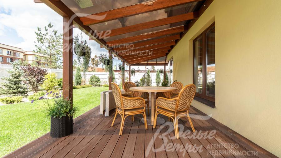 На первых этажах квартиры имеют уютные крытые террасы 54 кв.м