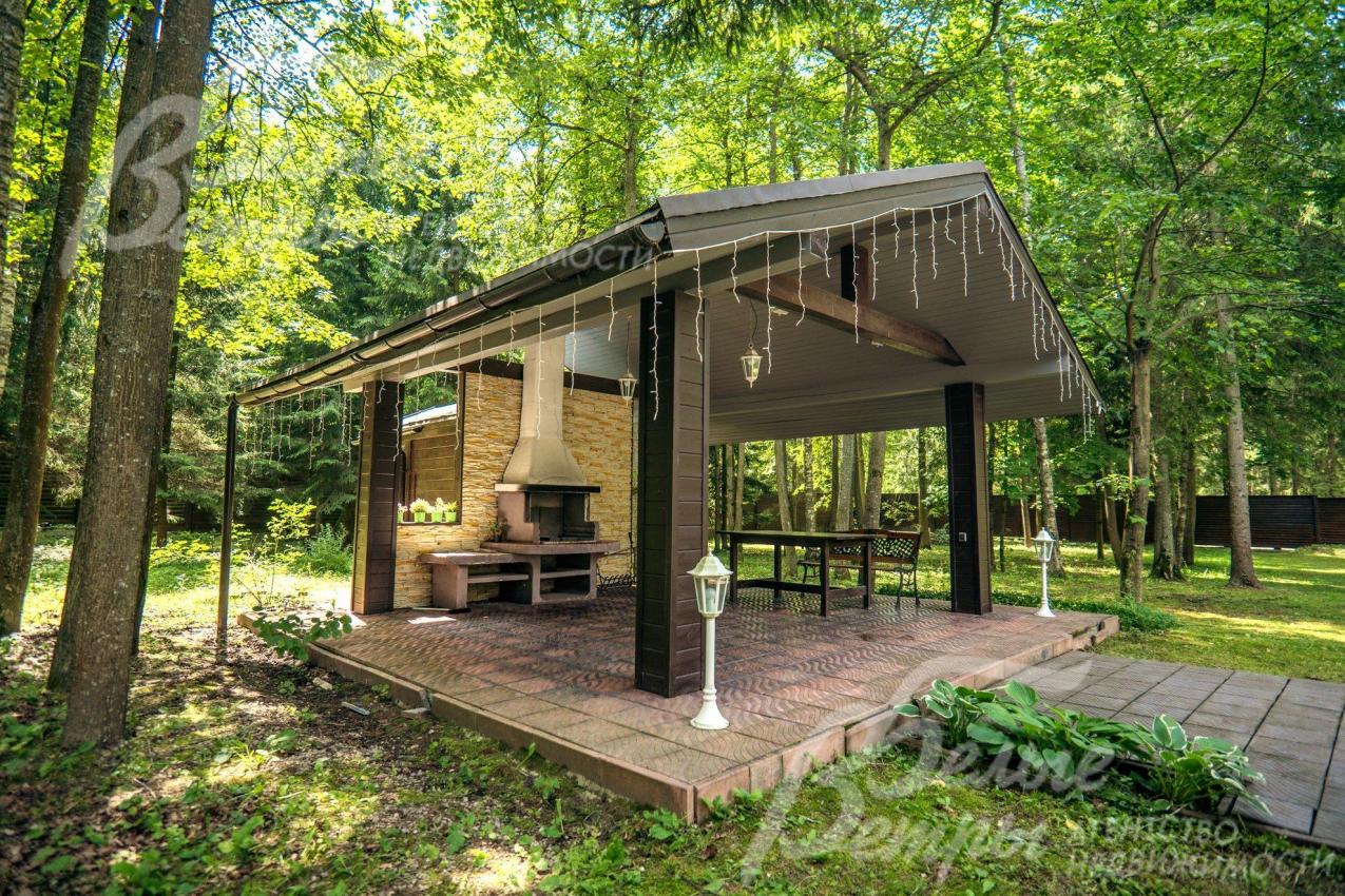 Крытая беседка с барбекю и патио