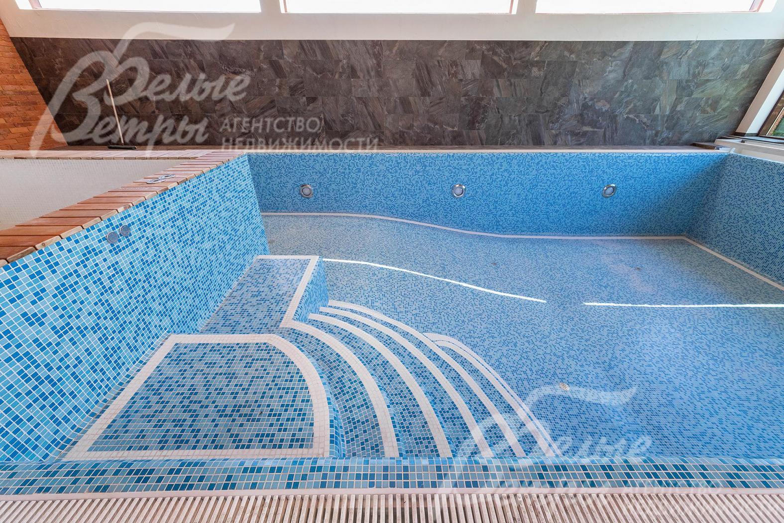 Удобный римский вход в бассейн