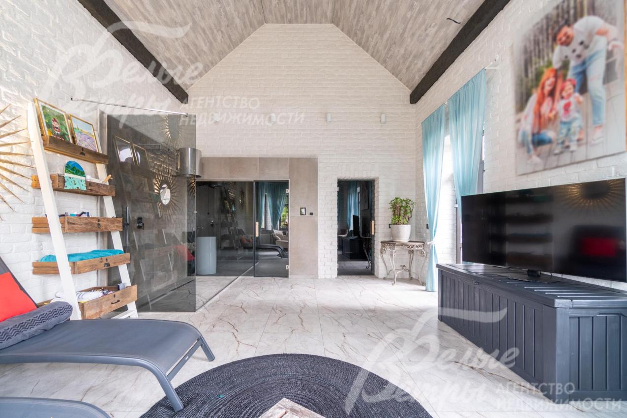 На первом этаже находится спа-зона с комнатой отдыха с диваном, телевизором и шезлонгами