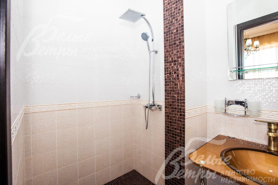 На стенах в санузлах мозаика и плитка