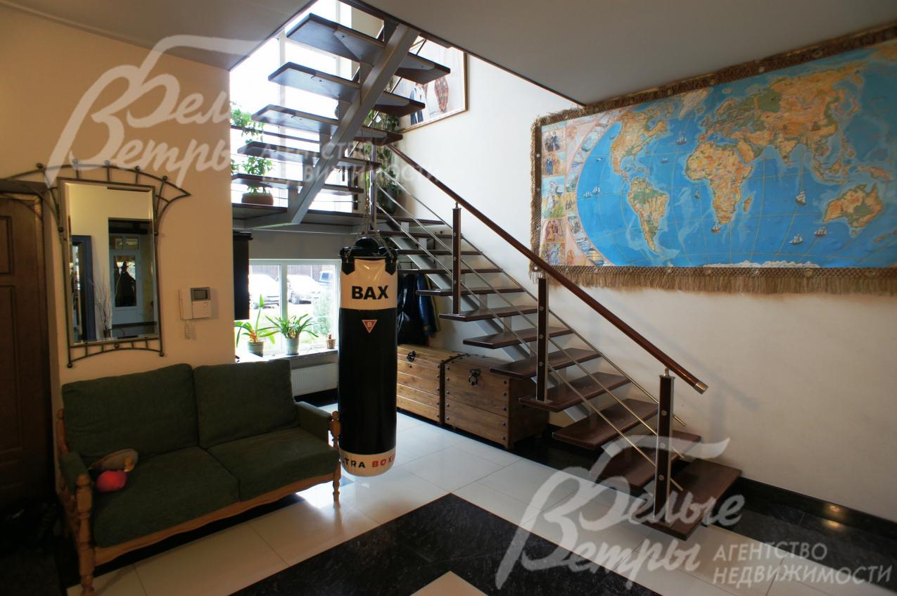 Лестница: металлоконструкция, ступени деревянные (орех)