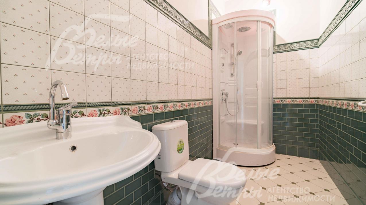 Санузел с душевой кабиной на первом этаже