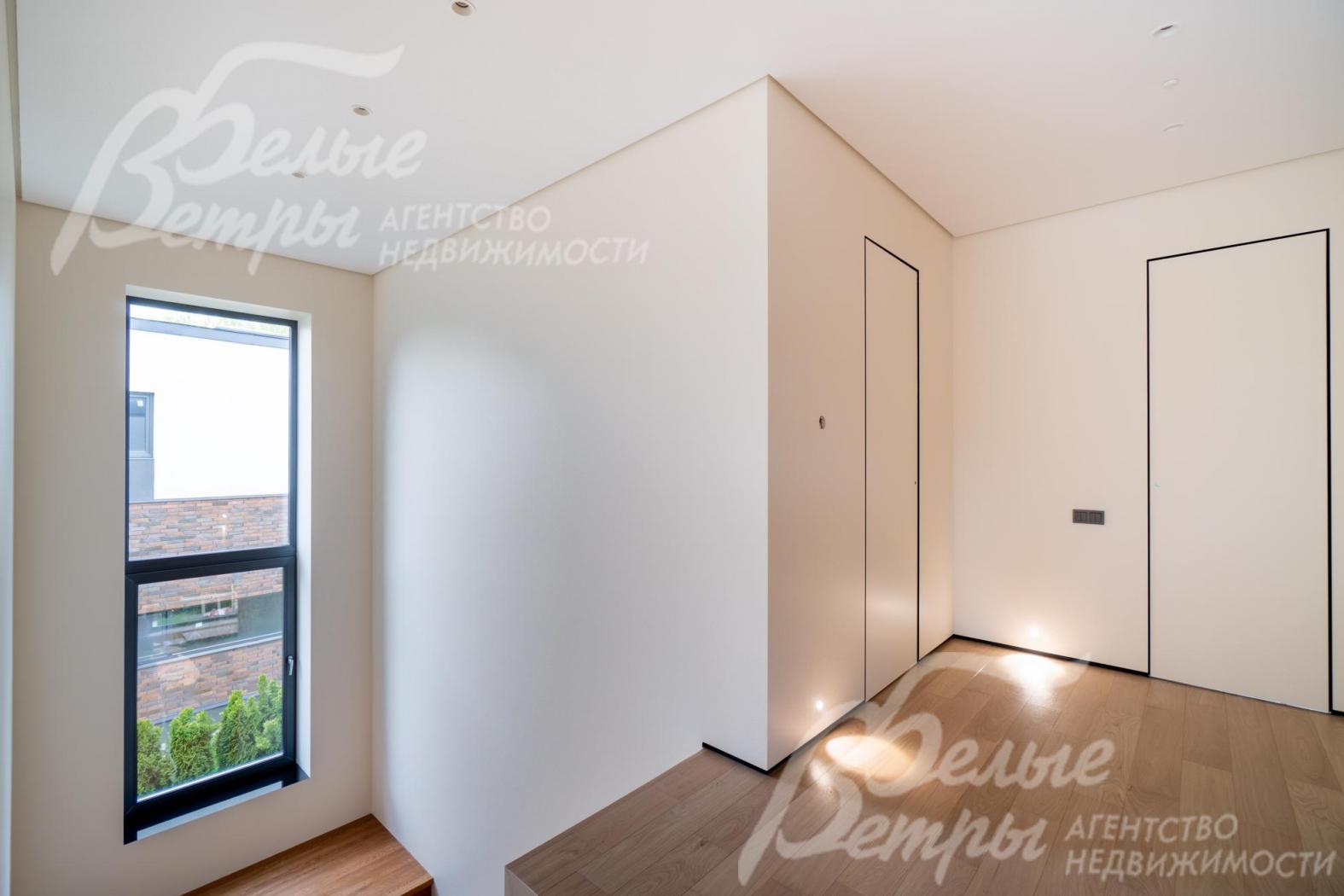 Создано точечное освещение, добавляющее элегантности интерьеру