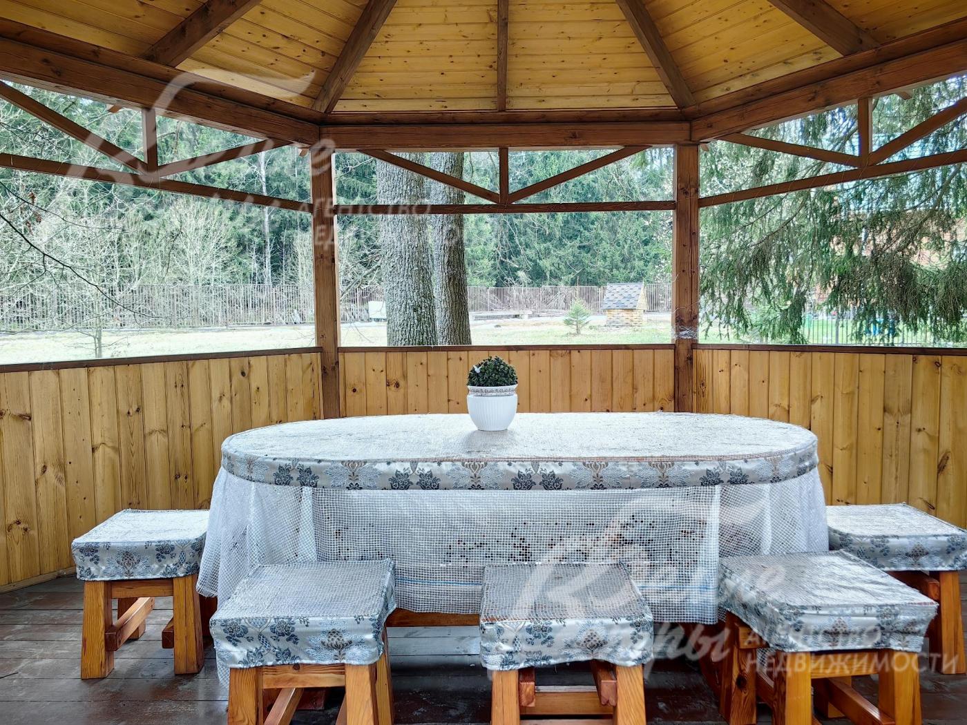 Беседка на территории поселка - аренда за дополнительную плату.