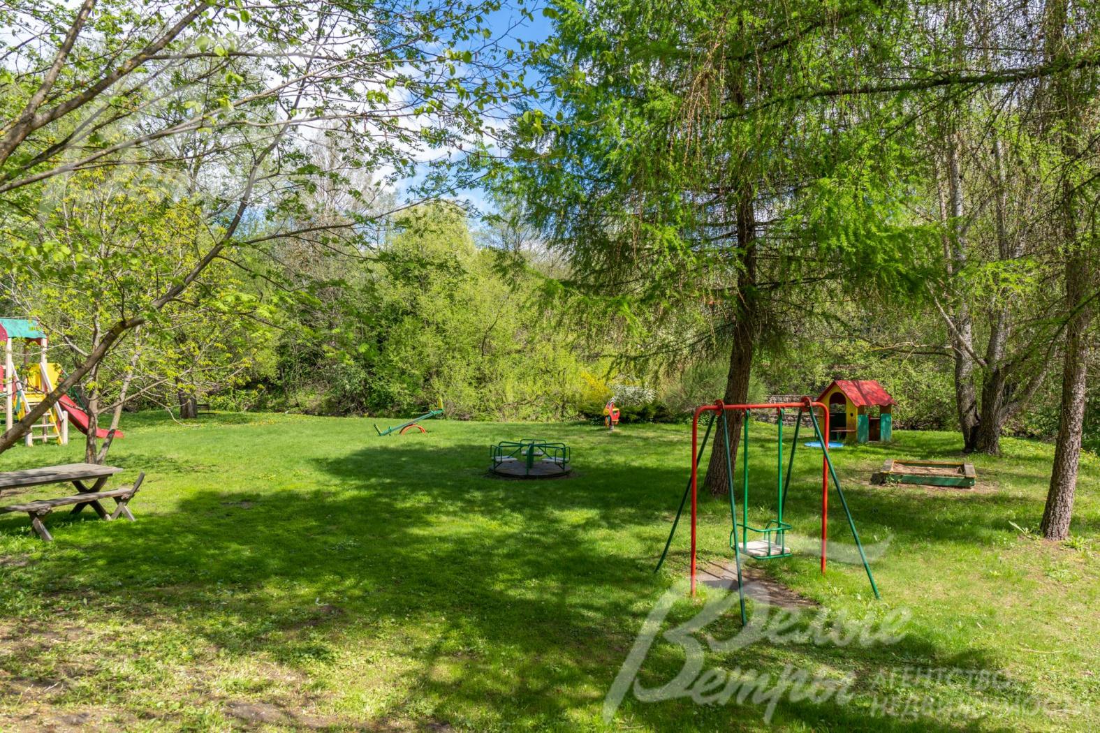 Общественная зона коттеджного посёлка: детская игровая площадка