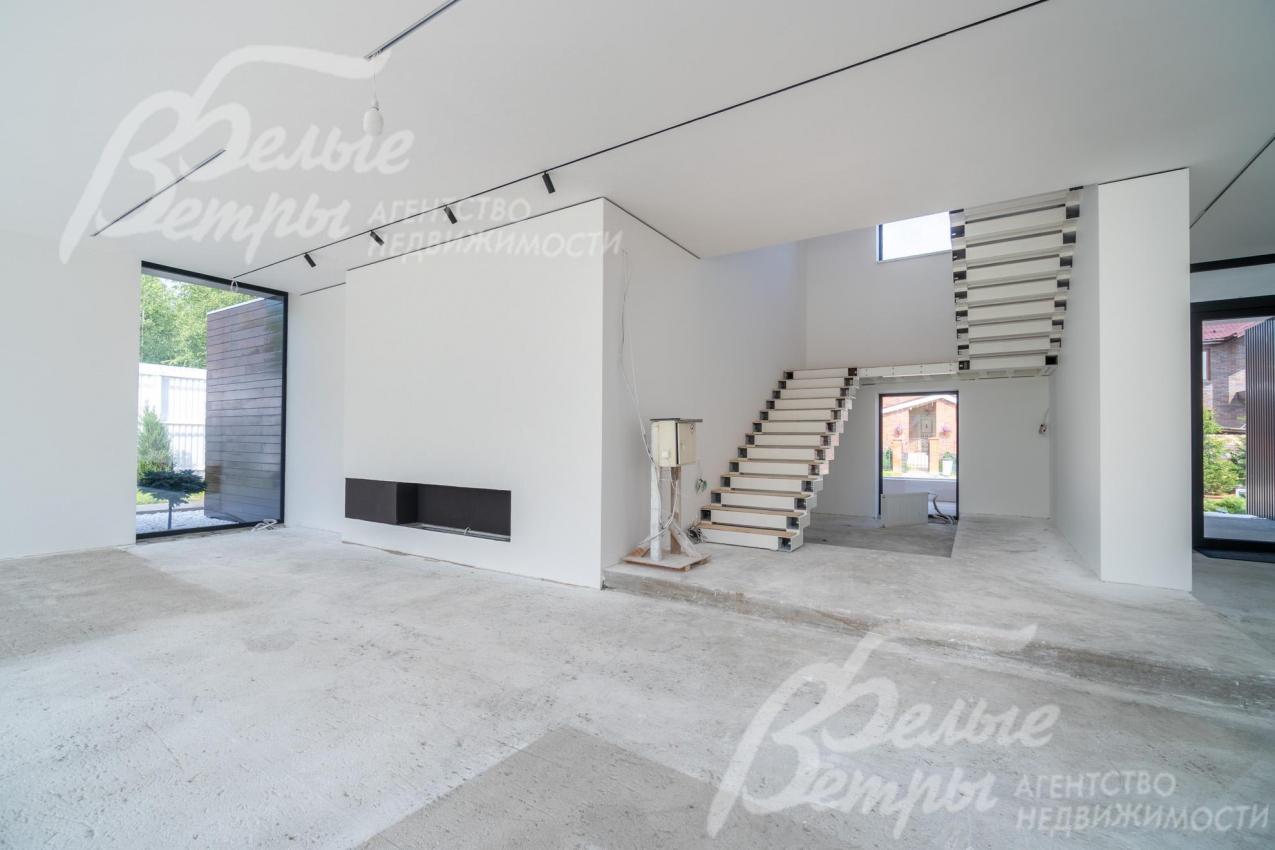 Холл первого этажа. Установлен биокамин (слева у окна)