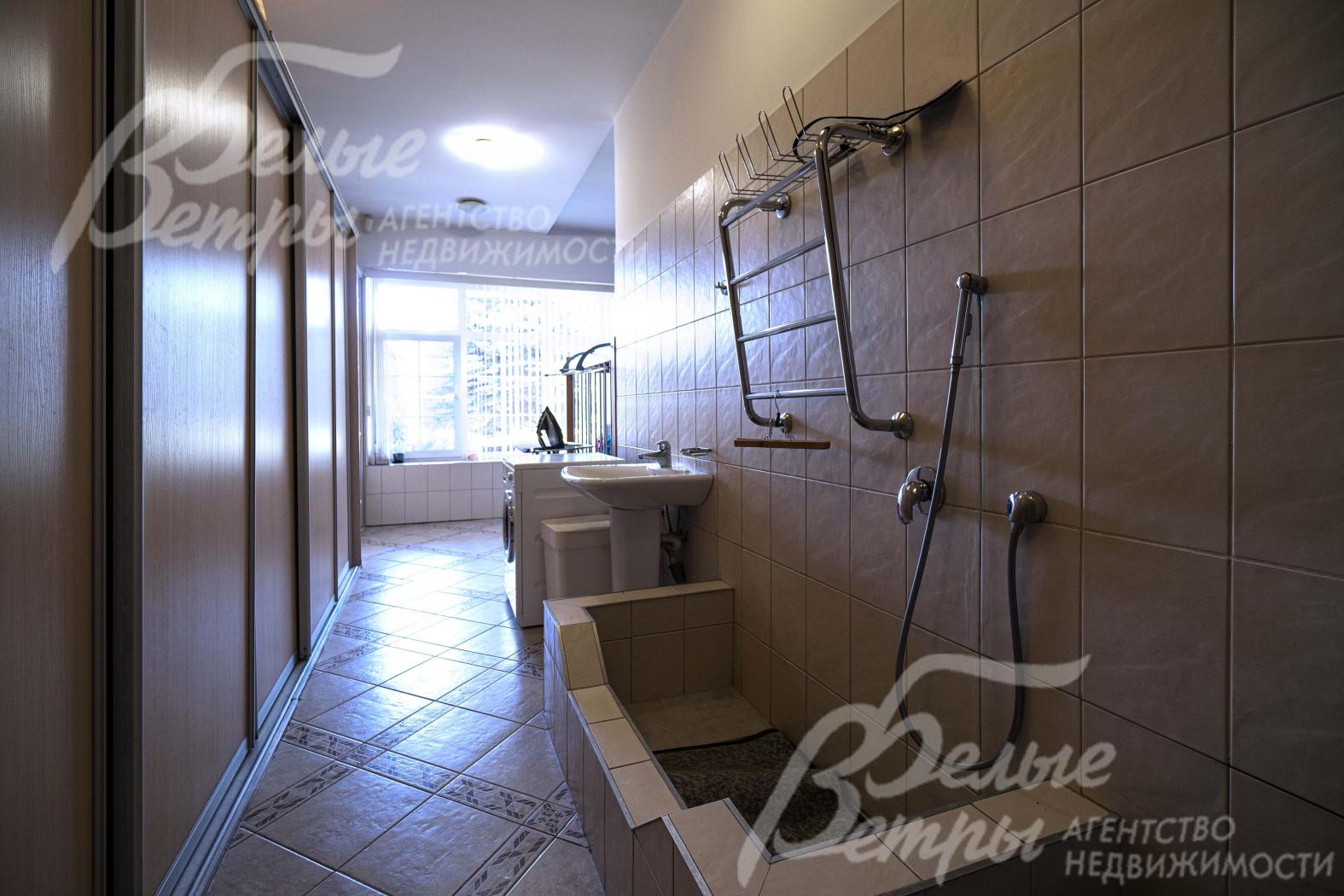 Кладовая со шкафом, мойкой и стиральной машиной