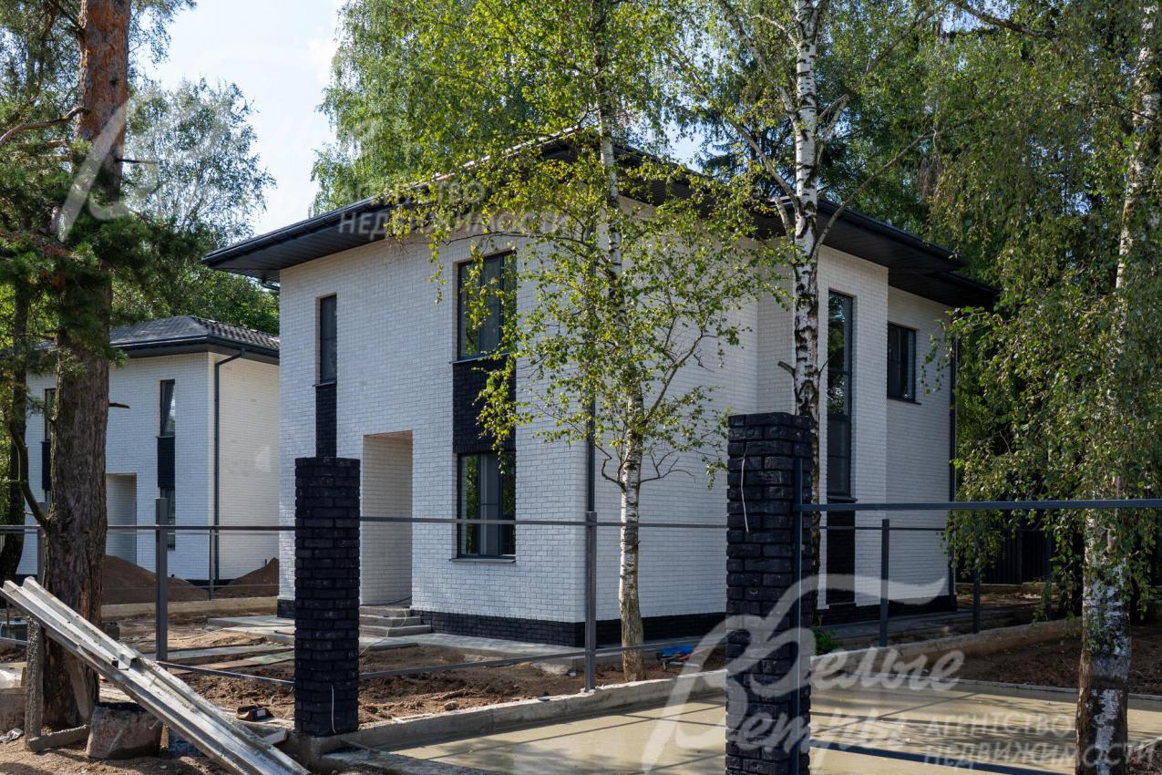 Участок граничит с Изваринским лесопарком