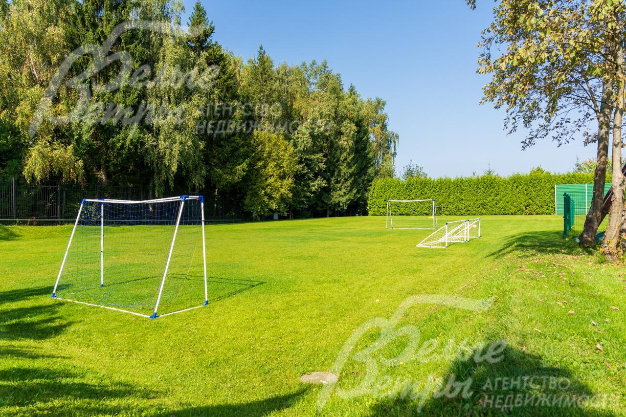 Футбольное поле на территории поселка Варварино Эко
