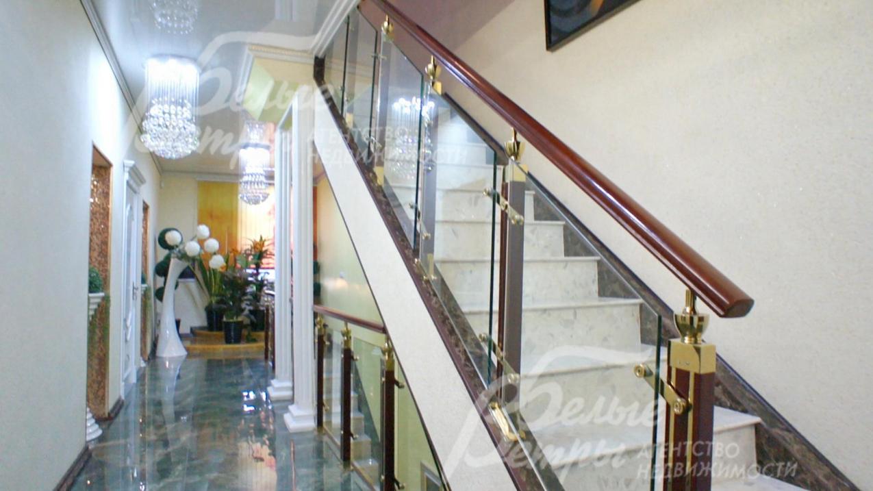 Лестница облицована мрамором 