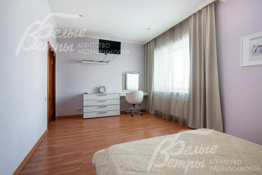 Рядом с комодом у окна расположен удобный туалетный столик