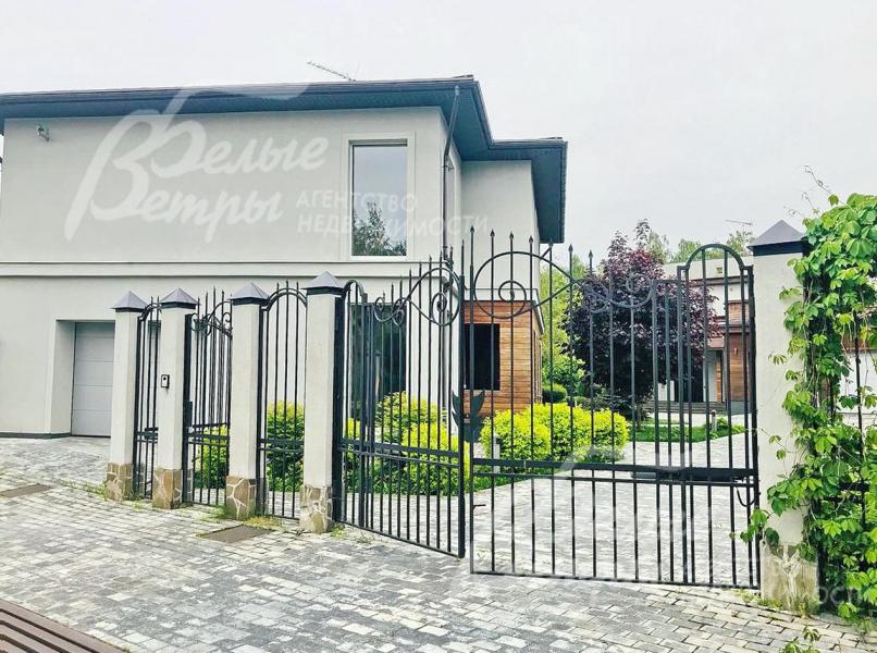 Территория участка огорожена кованым забором на кирпичных столбах.