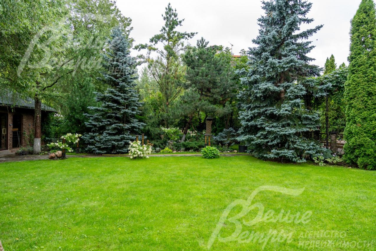 На участке выполнен эффектный дорогостоящий парково-лесной ландшафт