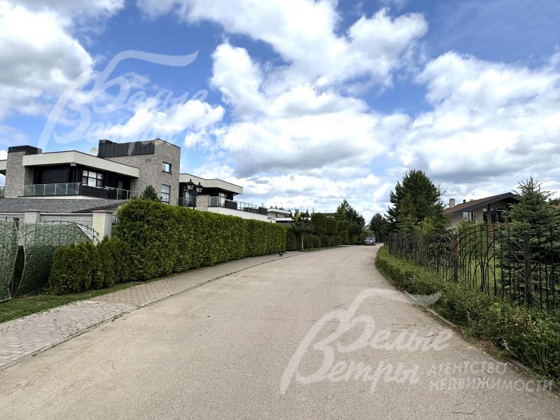 Участок расположен в коттеджном посёлке бизнес-класса на 26 домов с центральными коммуникациями