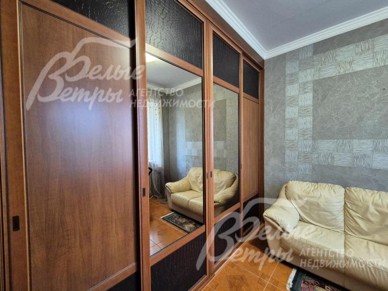 Большая гардеробная комната при входе в дом