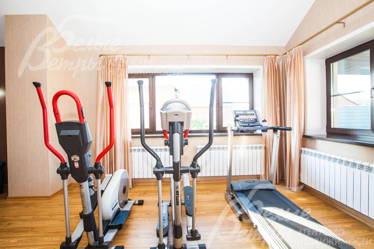 Тренажеры в спортзале