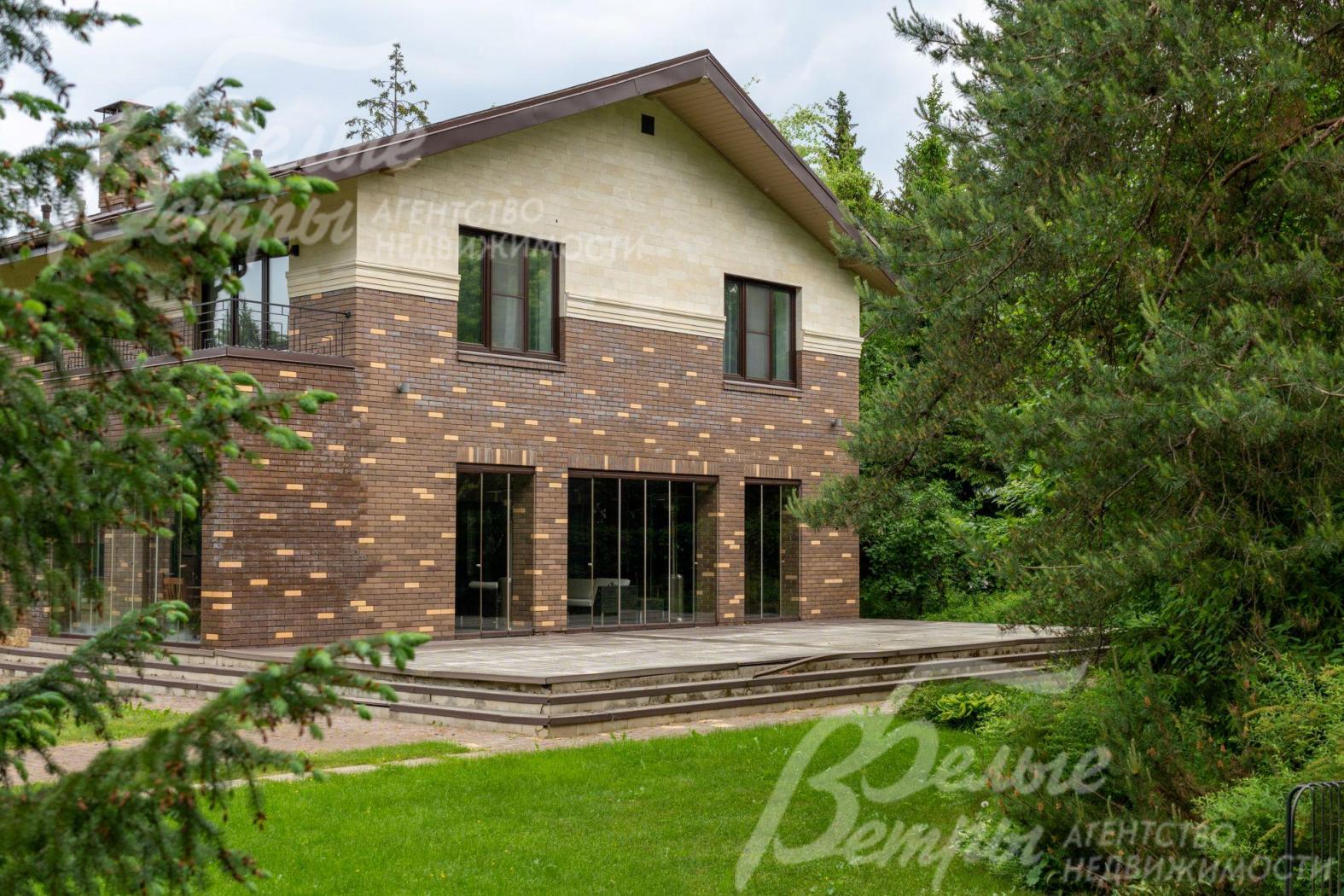 Облицовка фасада - два вида кирпича и натуральный камень-песчаник.