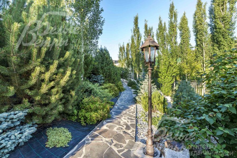 Немецкие кованые светильники на участке фирмы Роберс