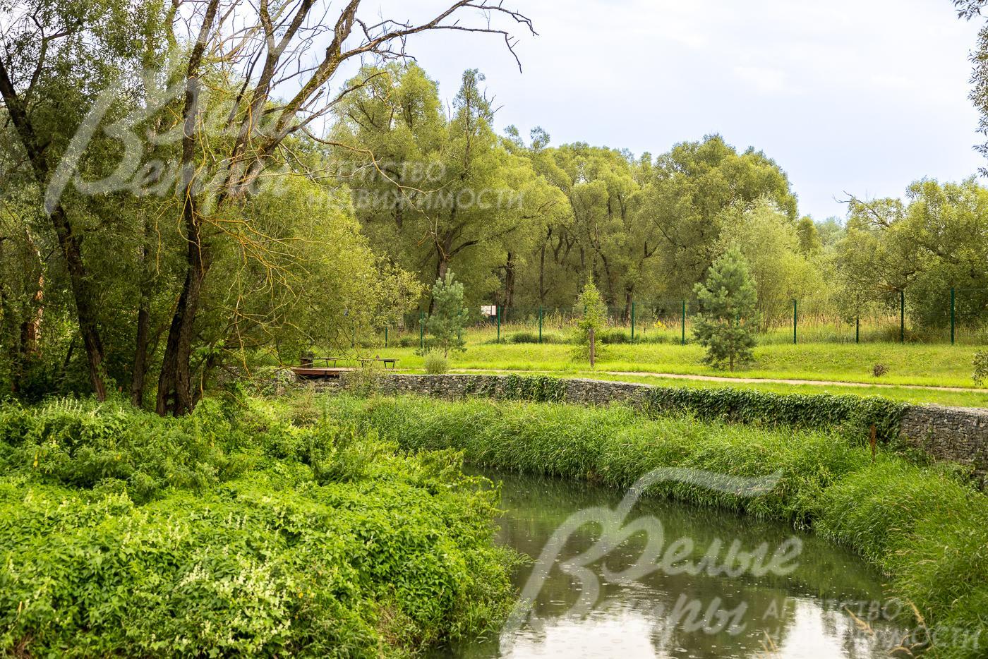 Благоустроенная набережная в поселке Усадьба Бергов