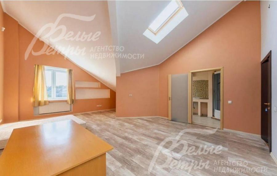 На мансардном этаже - просторная комната свободного назначения