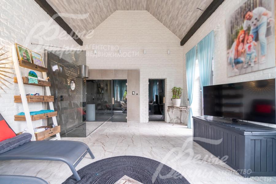 На первом этаже находится спа-зона с комнатой отдыха с диваном, телевизором и шезлонгами