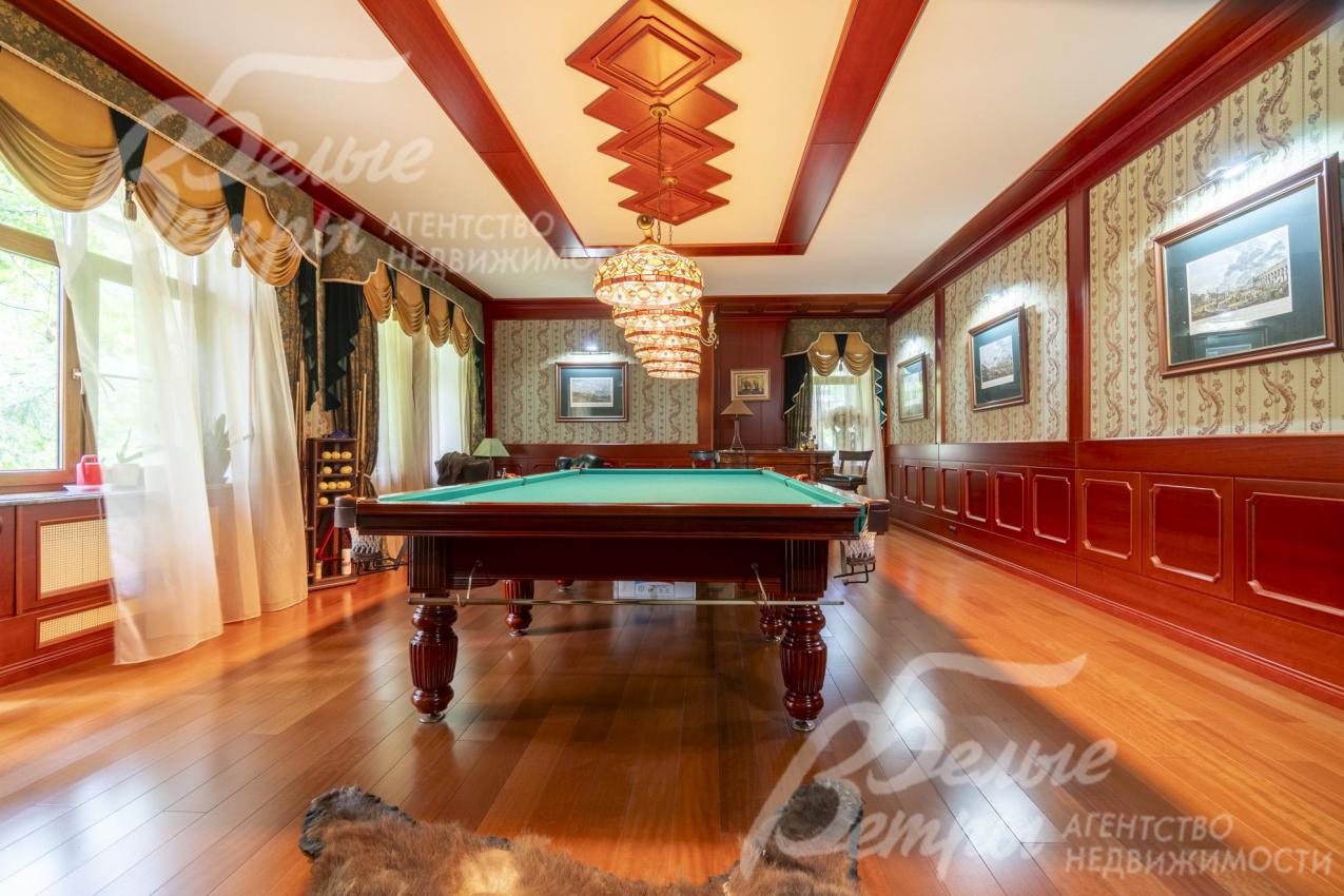 В бильярдной - стол для русской пирамиды 12 футов