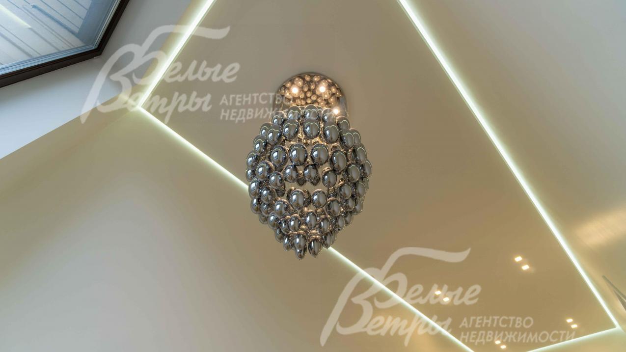 Оригинальная люстра в лестничном пространстве