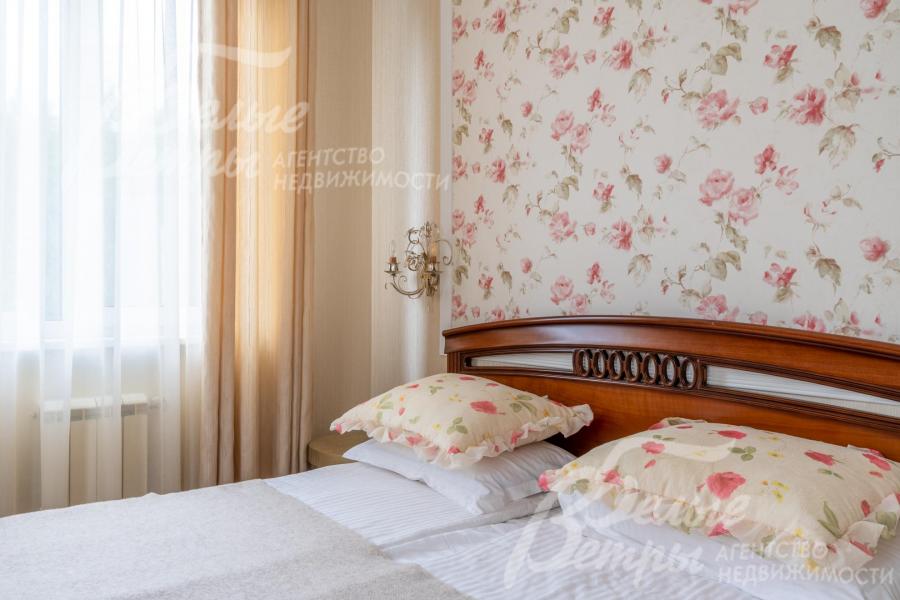 В спальне - акцентные обои за изголовьем кровати, гармонирующие с подушками