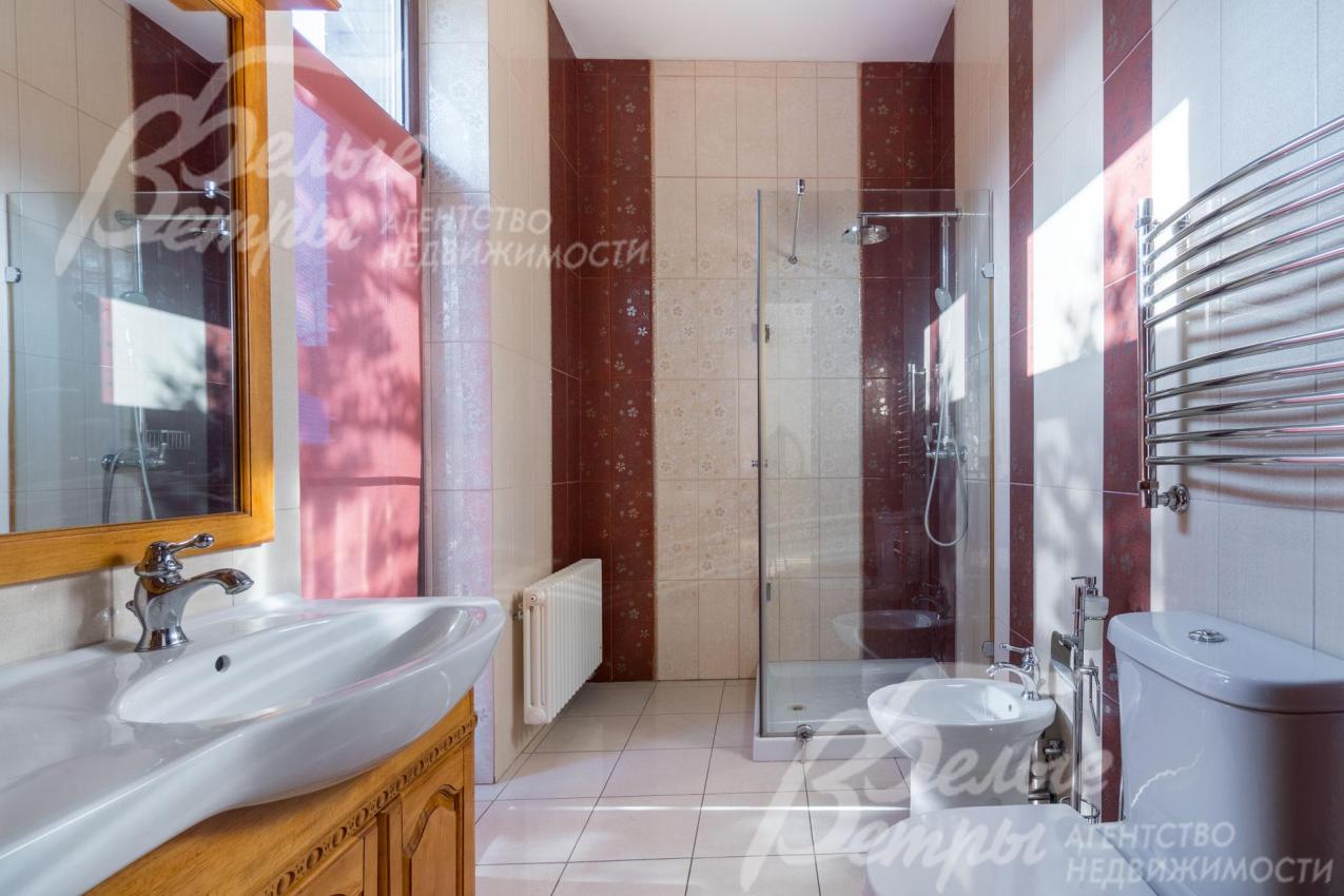 Санузел на первом этаже с душевой