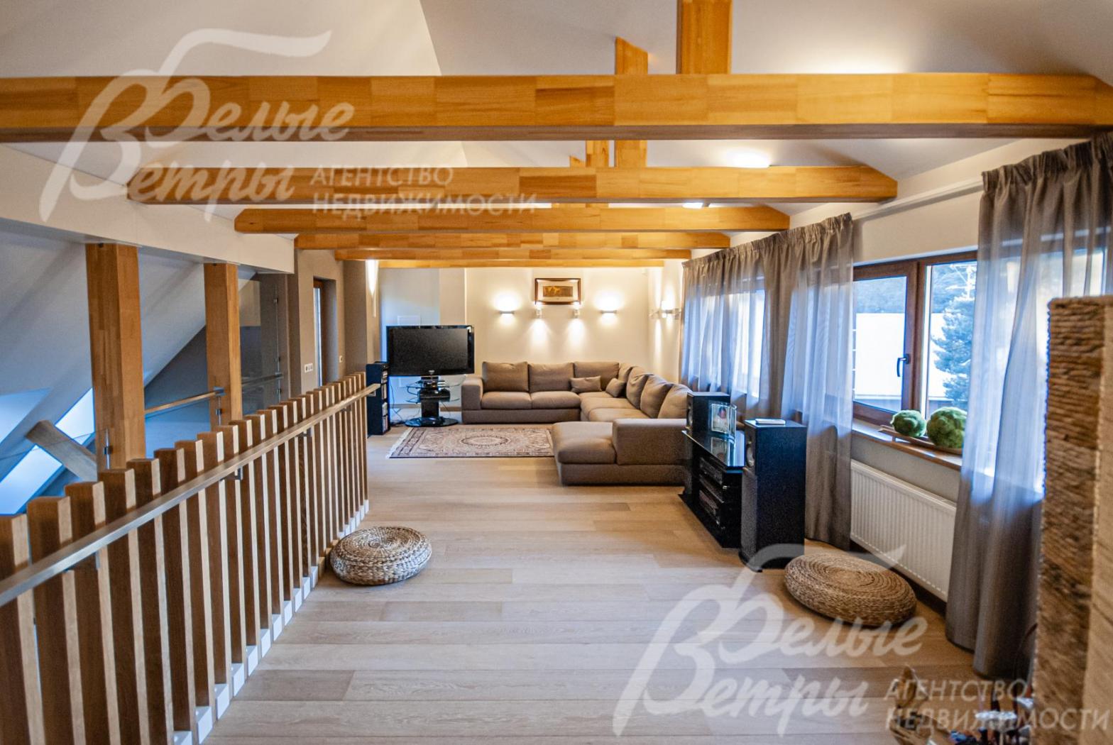 На стенах и на потолках - деревянные балки